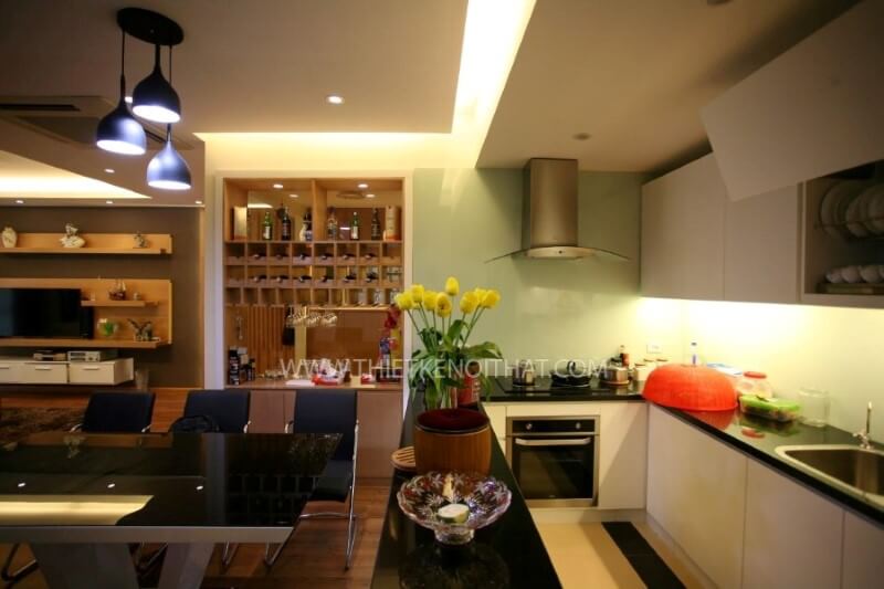 Tủ bếp màu trắng